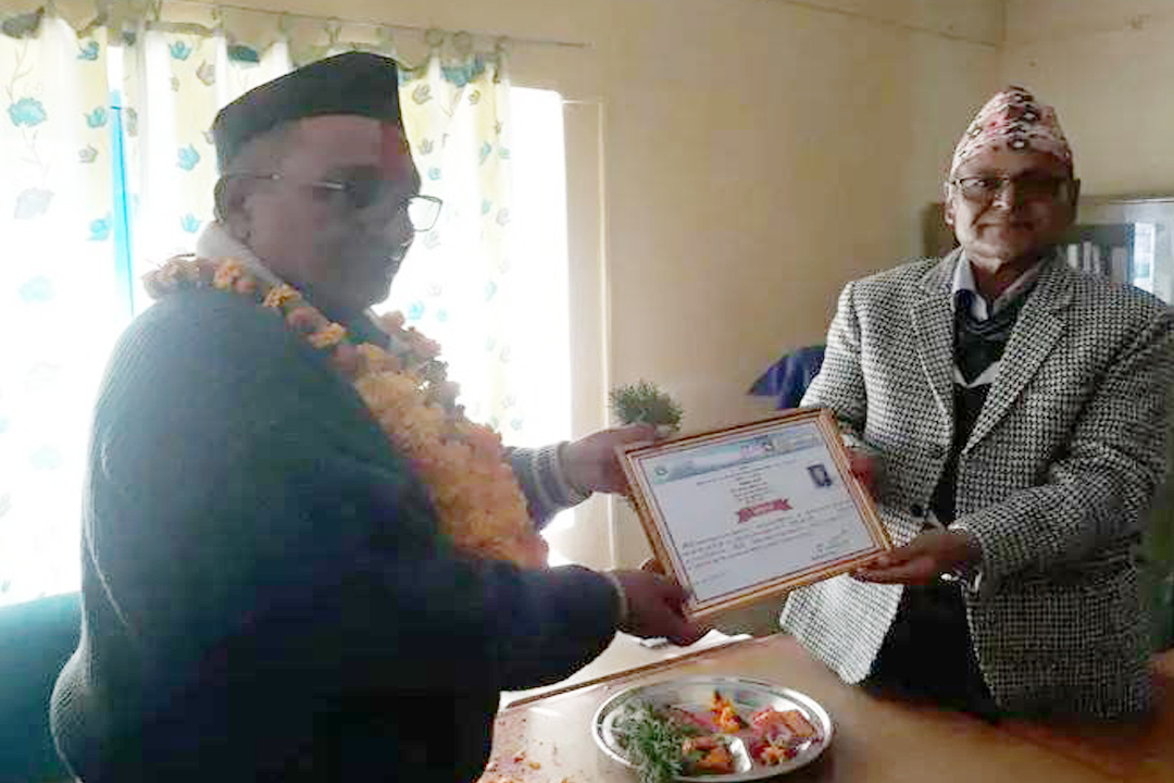 बैतडी प्रदेश सभा –२ बाट निर्वाचित भट्टले लिए प्रमाण पत्र 